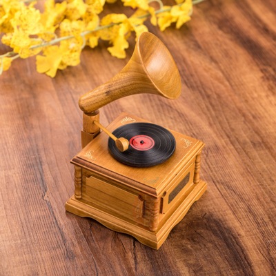 木质仿真留声机音乐盒八音盒 节日婚庆赠送礼品家具摆件音乐盒